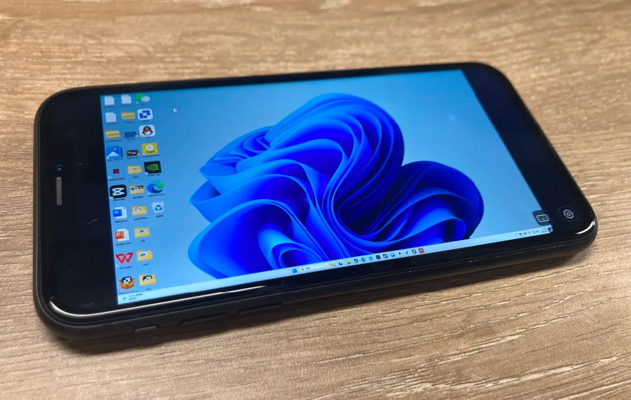 目前手机主流操作系统以Android、iOS为主。而操作系统领域巨头微软，曾推出的 Windows Mobile、Windows Phone 等移动系统，却未能在市场中占据一席之地，均惨淡收场。之后市面上也再无搭载Windows系统的手机出现。 